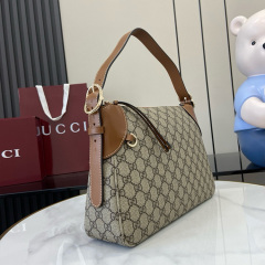 GUCCI GG EMBLEM MEDIUM SHOULDER BAG