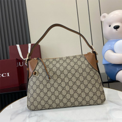 GUCCI GG EMBLEM MEDIUM SHOULDER BAG