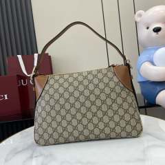GUCCI GG EMBLEM MEDIUM SHOULDER BAG