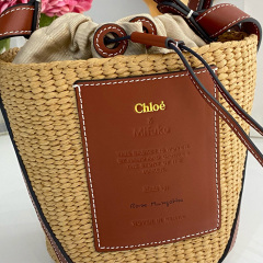 CHLOÉ SMALL WOODY BASKET IN NATURAL FIBERS
