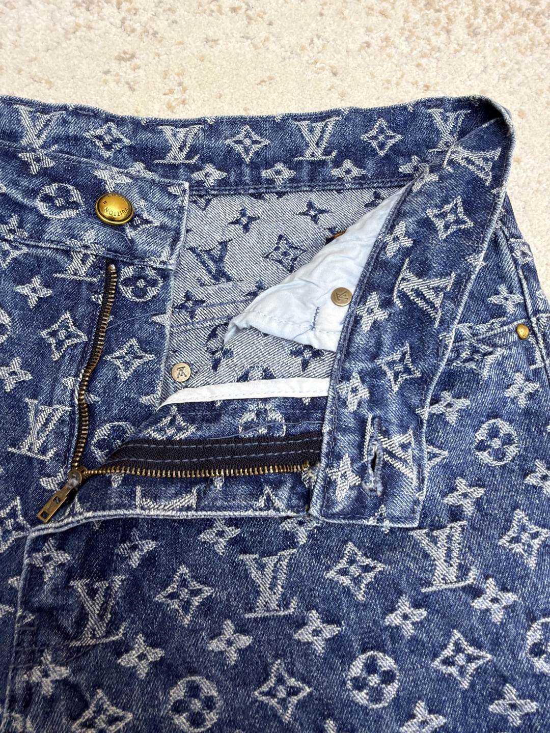 路易威登牛仔 Monogram 短褲面料細節真假對比圖