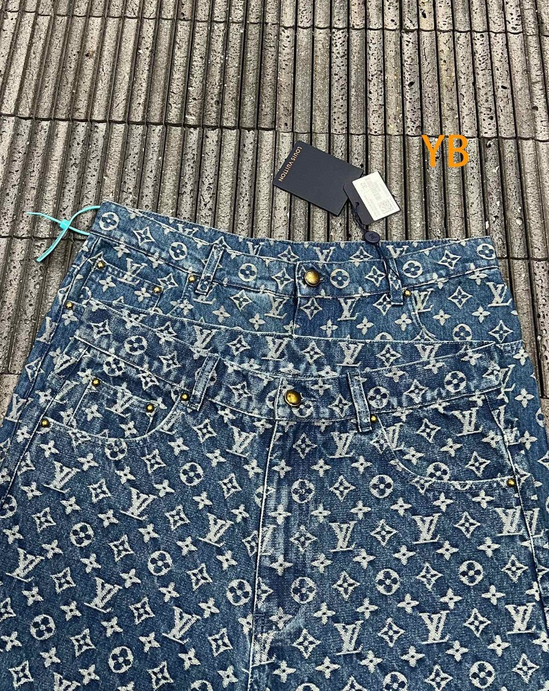 路易威登牛仔 Monogram 短褲紐扣真假對比圖