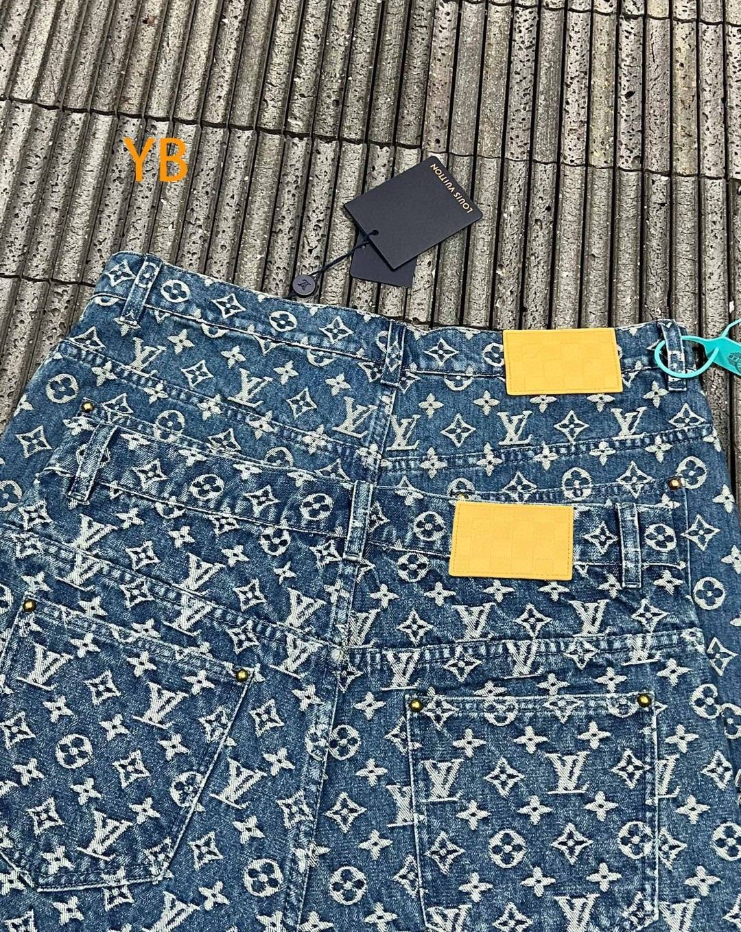 路易威登牛仔 Monogram 短褲皮標真假對比圖