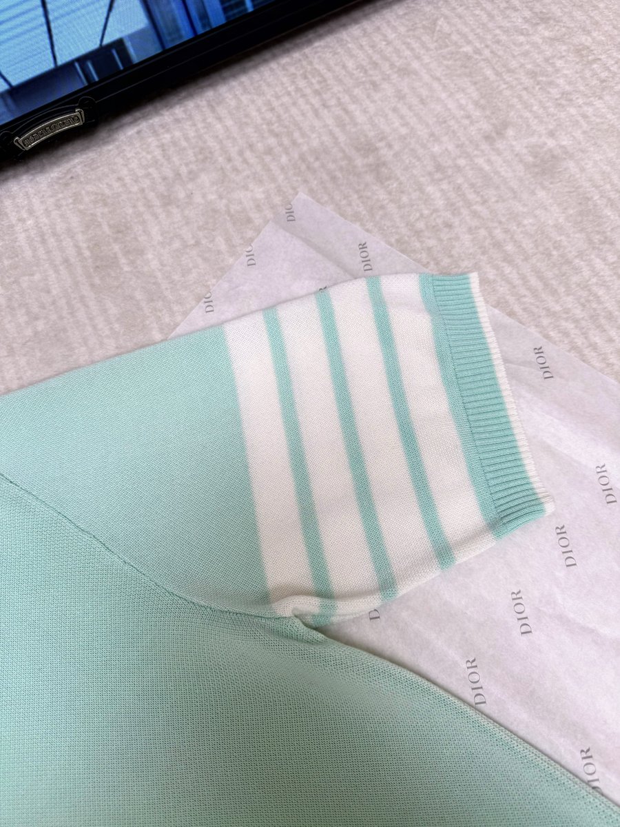 高密度羅紋領口與門襟 細節特寫