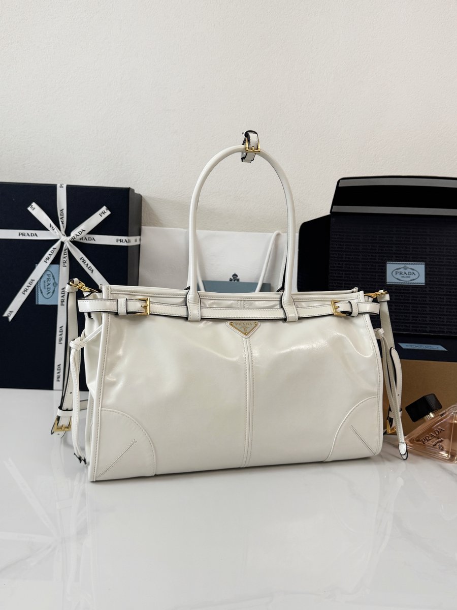 Prada P2430白色油蜡皮纹理-细节特写