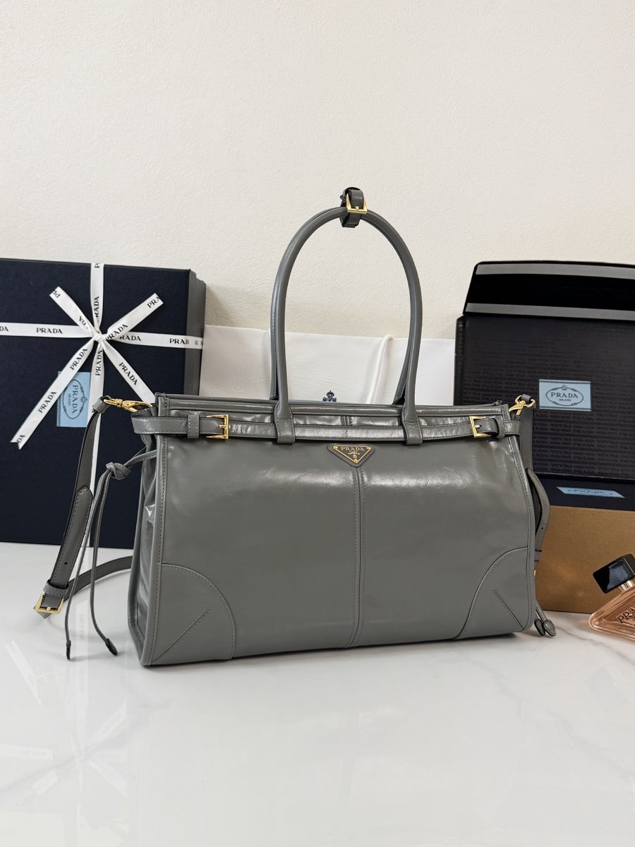 Prada P2430灰色油蜡皮光泽-细节特写