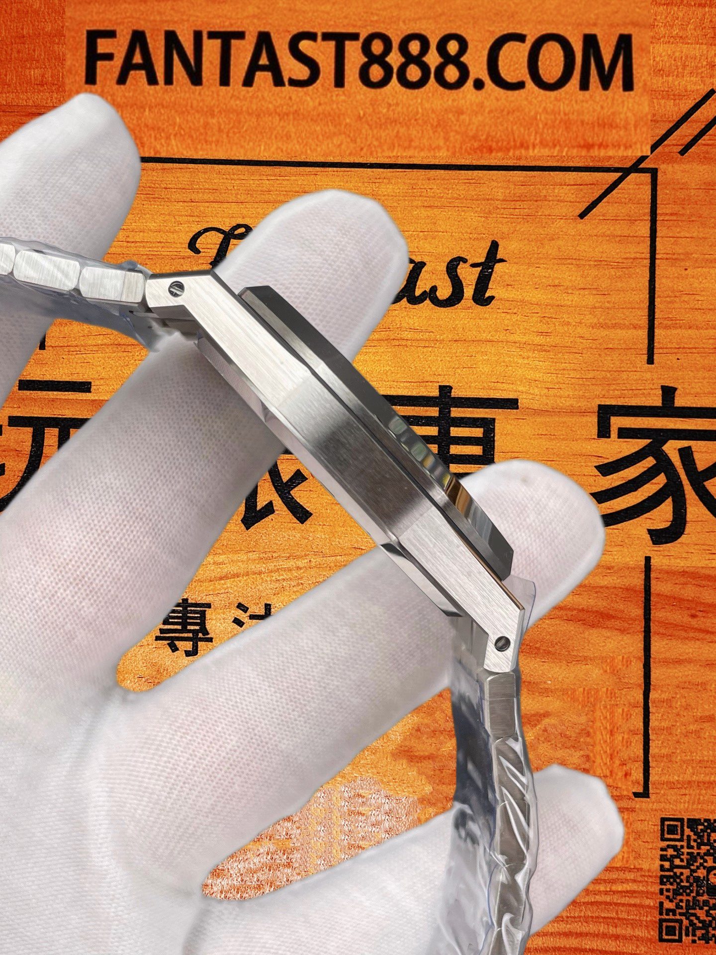 AP皇家橡樹15412 錶冠細節 AP皇家橡樹15412旋入式錶冠與八角形錶殼側面