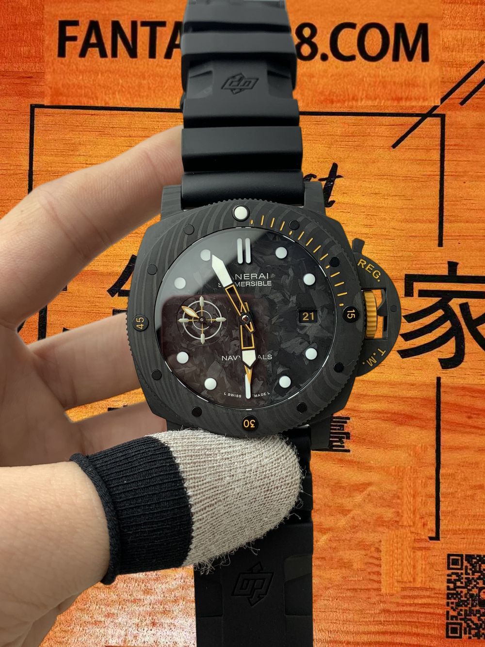 PAM1324 海豹碳纖維 44mm 黑盤黃針