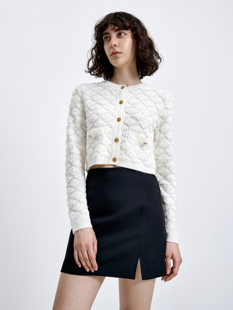 Simple round neck, crisp cut, small fragrant buttons, layered texture