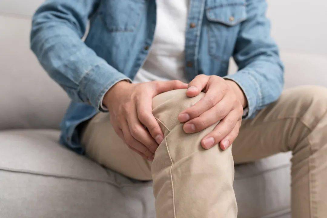 knee joints of the lower limbs pain