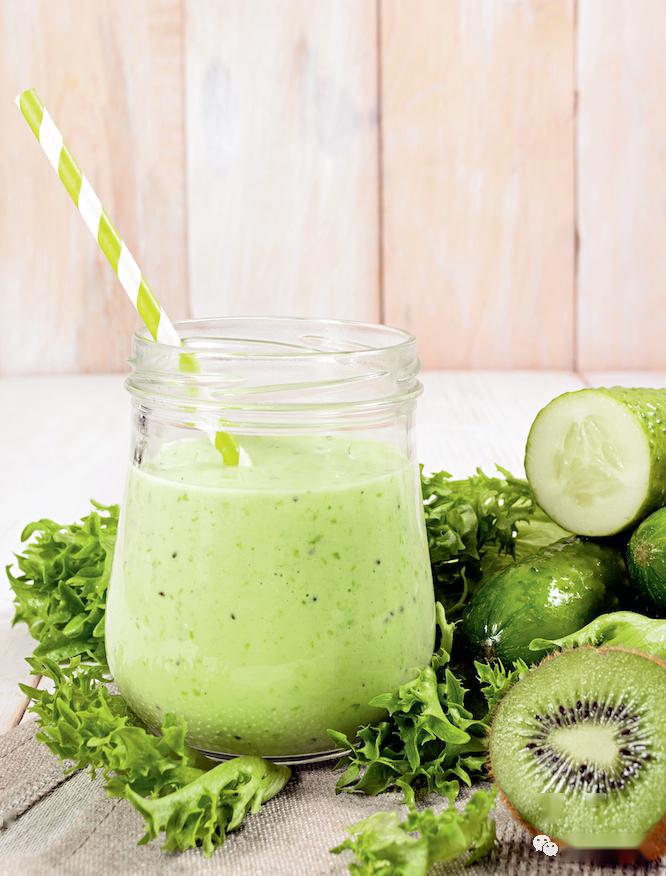 Kiwifruit cabbage and cucumber juice