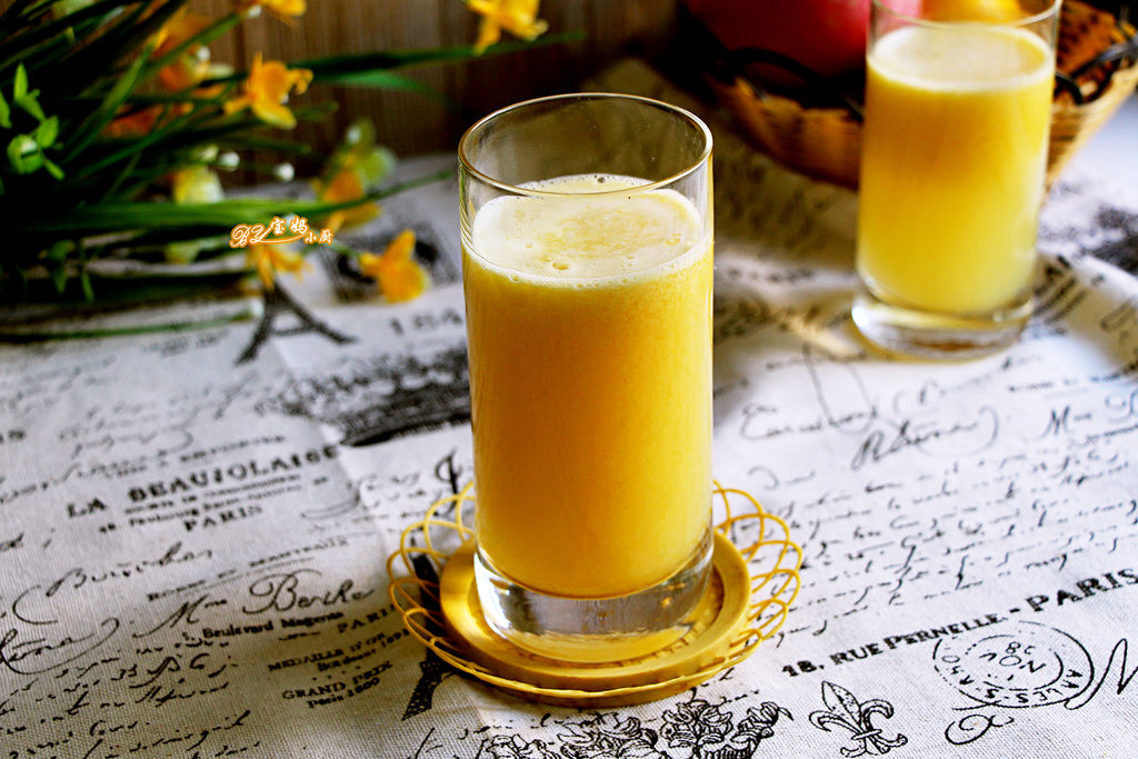 Fresh orange and tremella juice