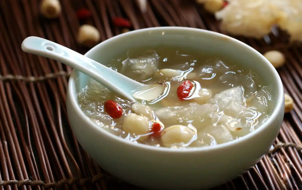 Tremella lily lotus seed soup