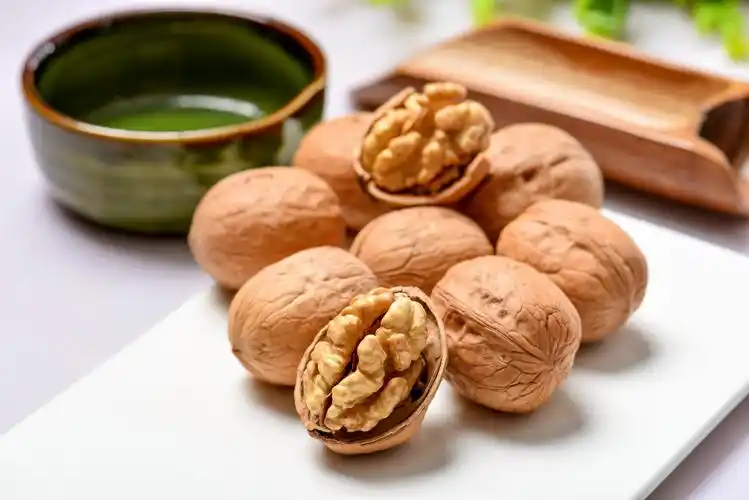 Walnut kernels