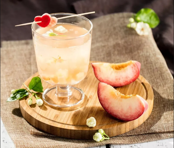 Grape and yellow peach flower tea