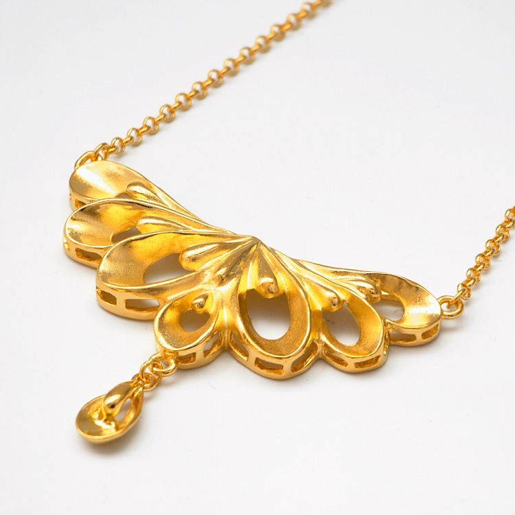 EK 125 Flying Birds Necklace