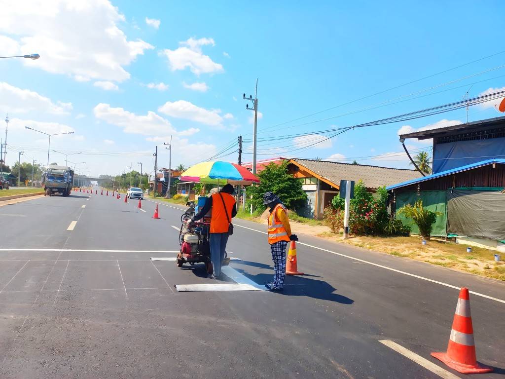 Precision application of thermoplastic road marking paint with embedded glass beads, meeting JT/T 280 and BS 3262 standards for global road safety projects.