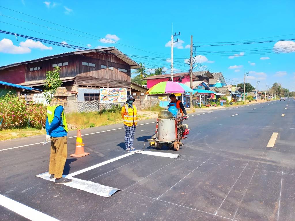 Vibrant thermoplastic road marking paint in application – ideal for highways, urban roads, and airport runways with quick-drying and eco-friendly properties.