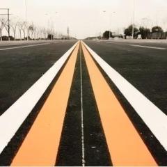 10% Mixed Glass Beads Thermoplastic Road Marking Paint being applied on a road surface – Ensures quick curing and long-lasting performance.