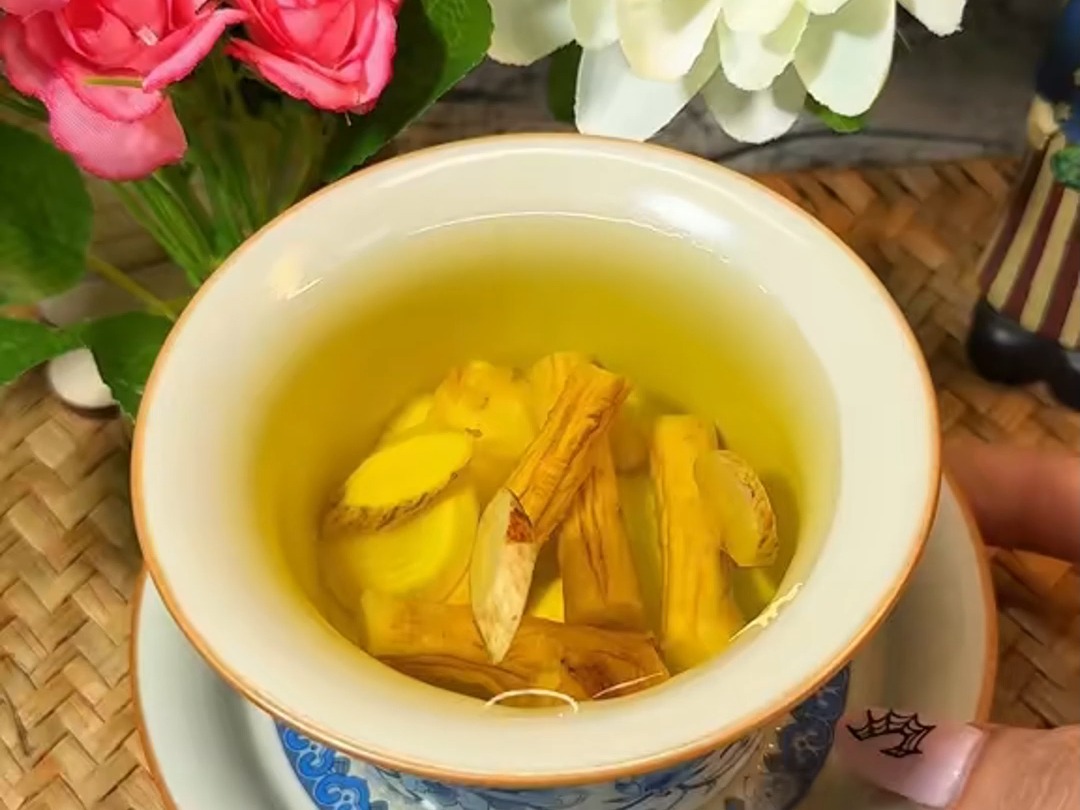 American ginseng and astragalus tea