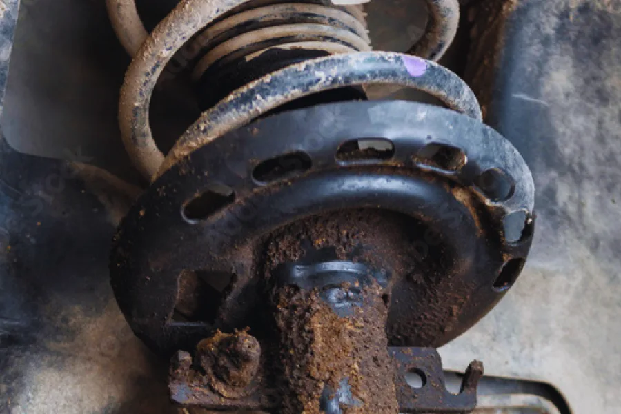 Diagram of shock absorber internal failure showing hydraulic fluid leakage and seal breakdown, illustrating why a shock absorber loses its damping capability.