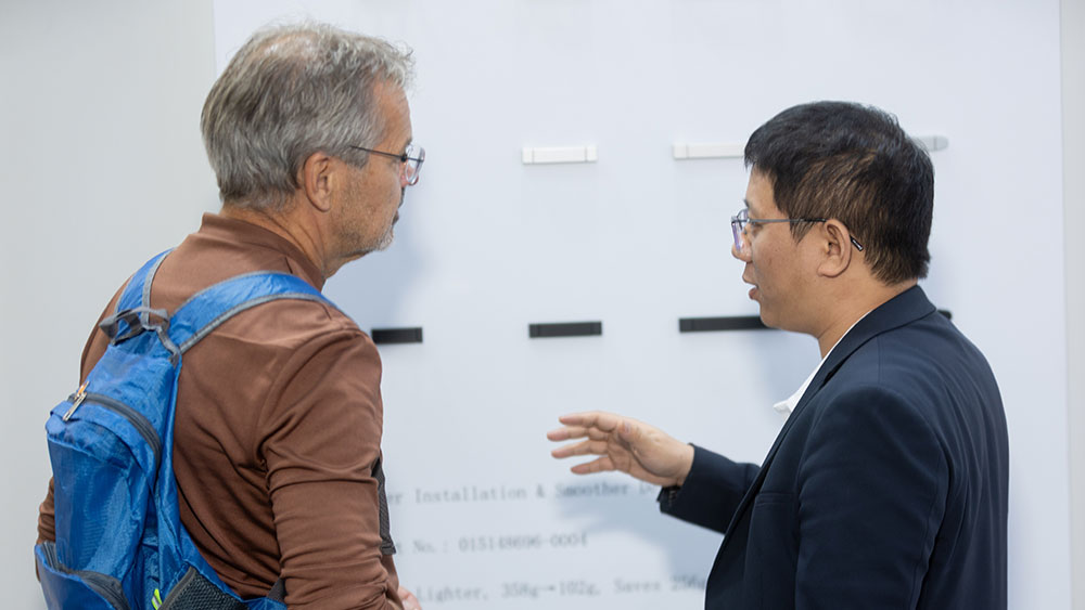 Eastwu sales manager discussing RV hardware with international customer at Caravan Salon Düsseldorf