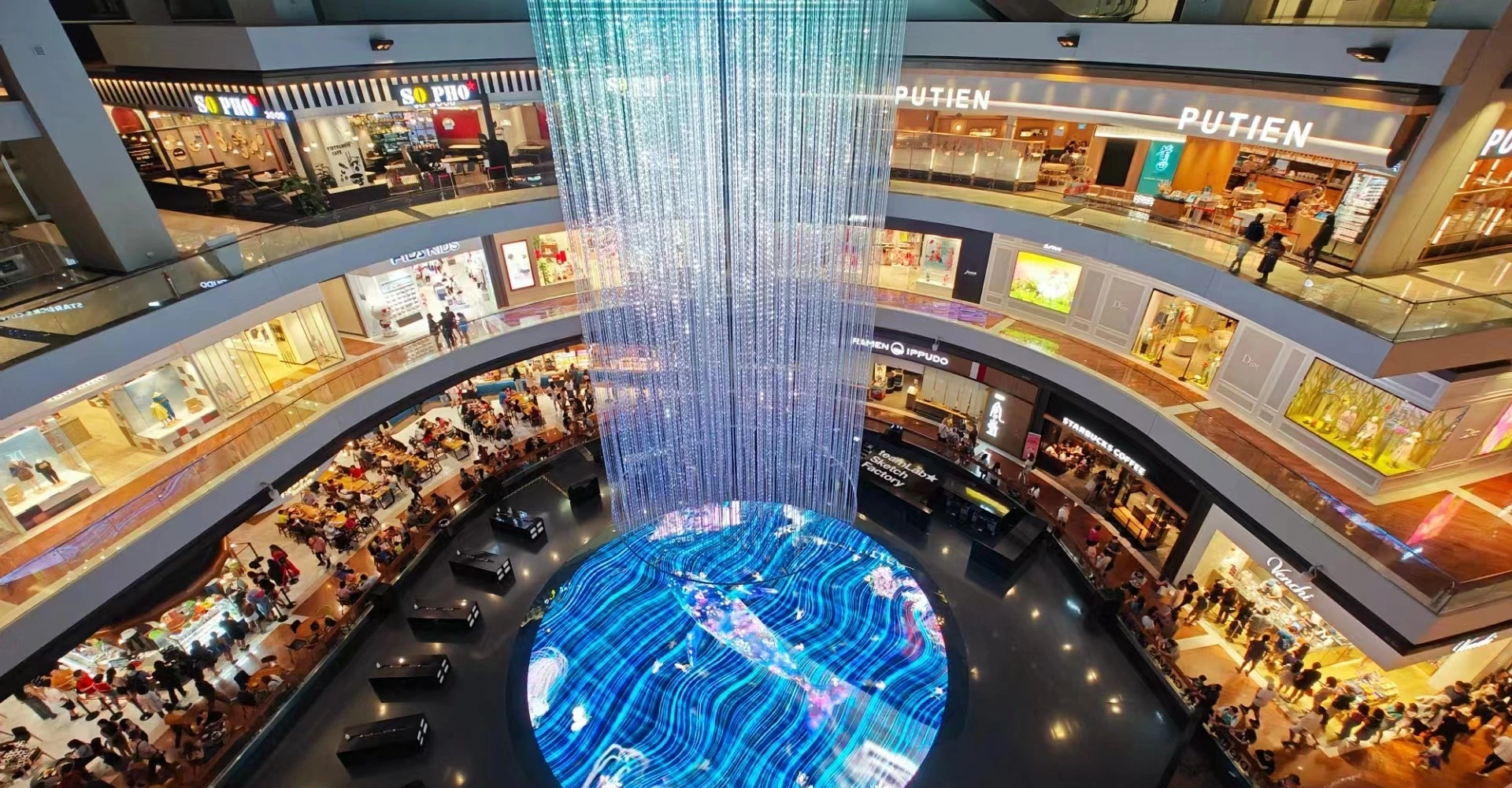 massive three-dimensional light installation