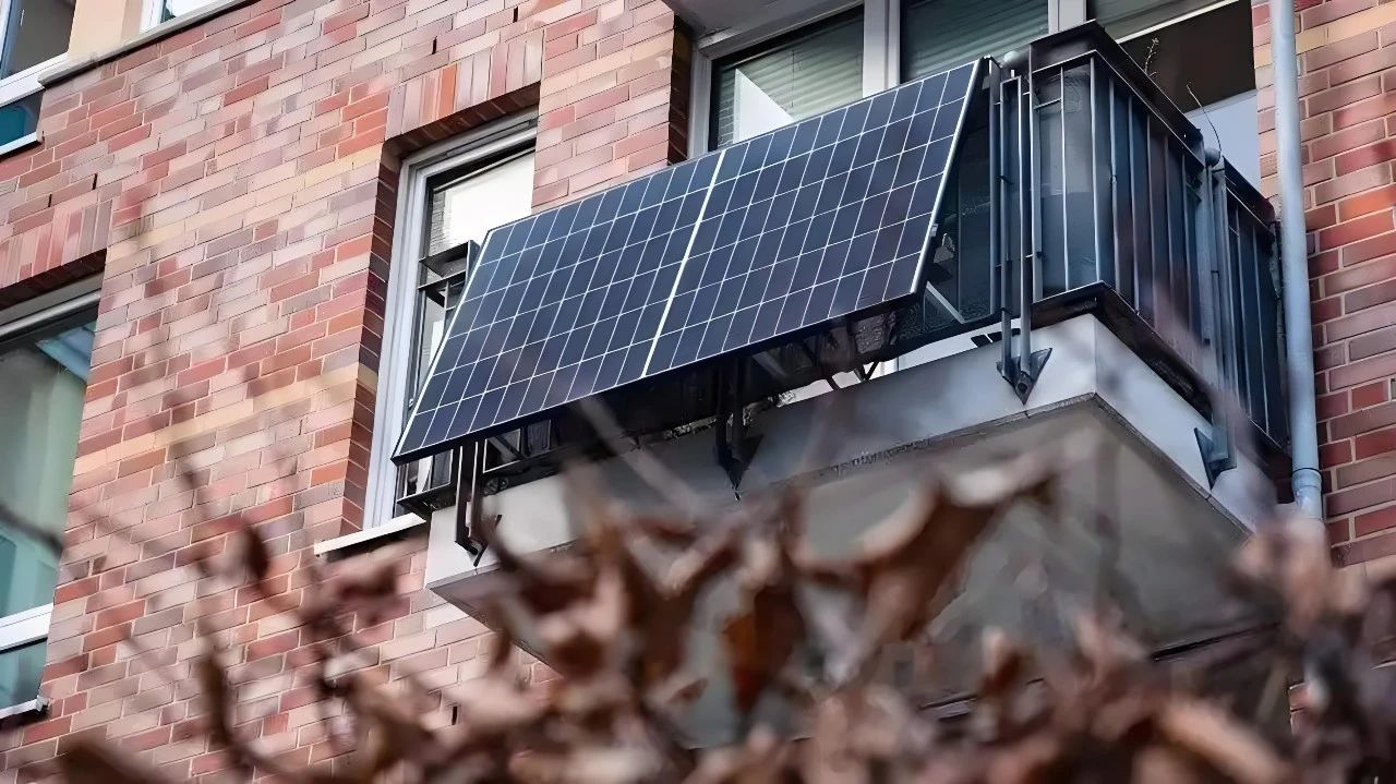 France integrates balcony solar PV into urban aesthetics, fueling demand via tax cuts and green finance.Paris’ 10th district (arrondissement) completing Europe’s largest public housing PV retrofit.