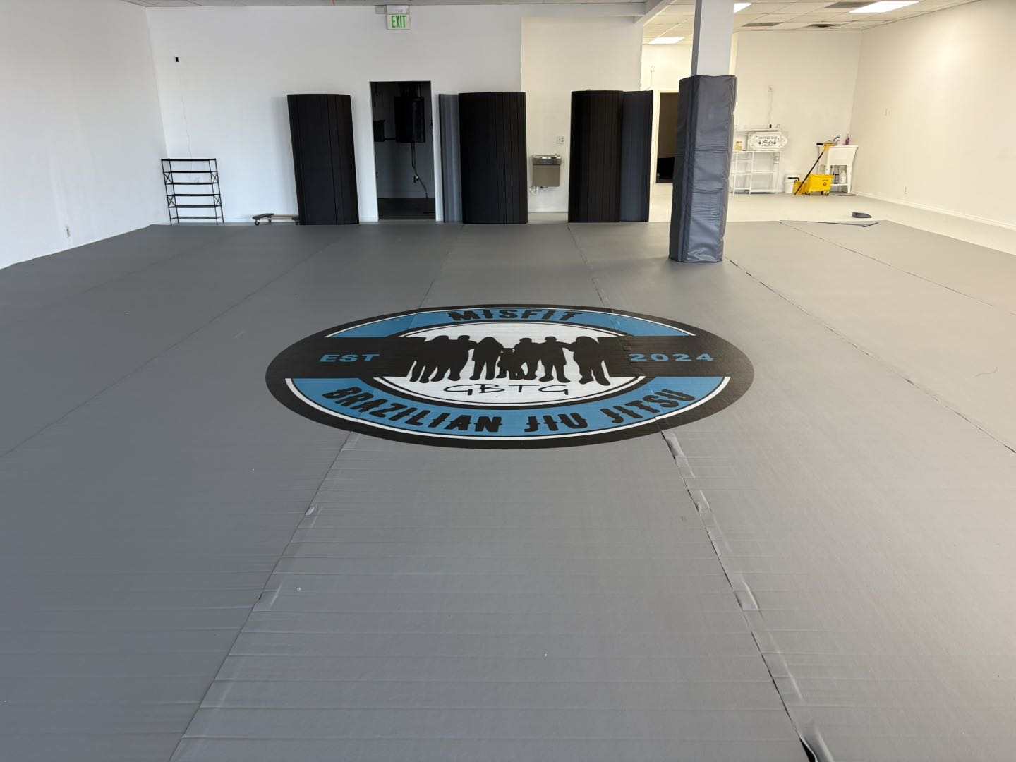 Single-color roll-out mat layout
