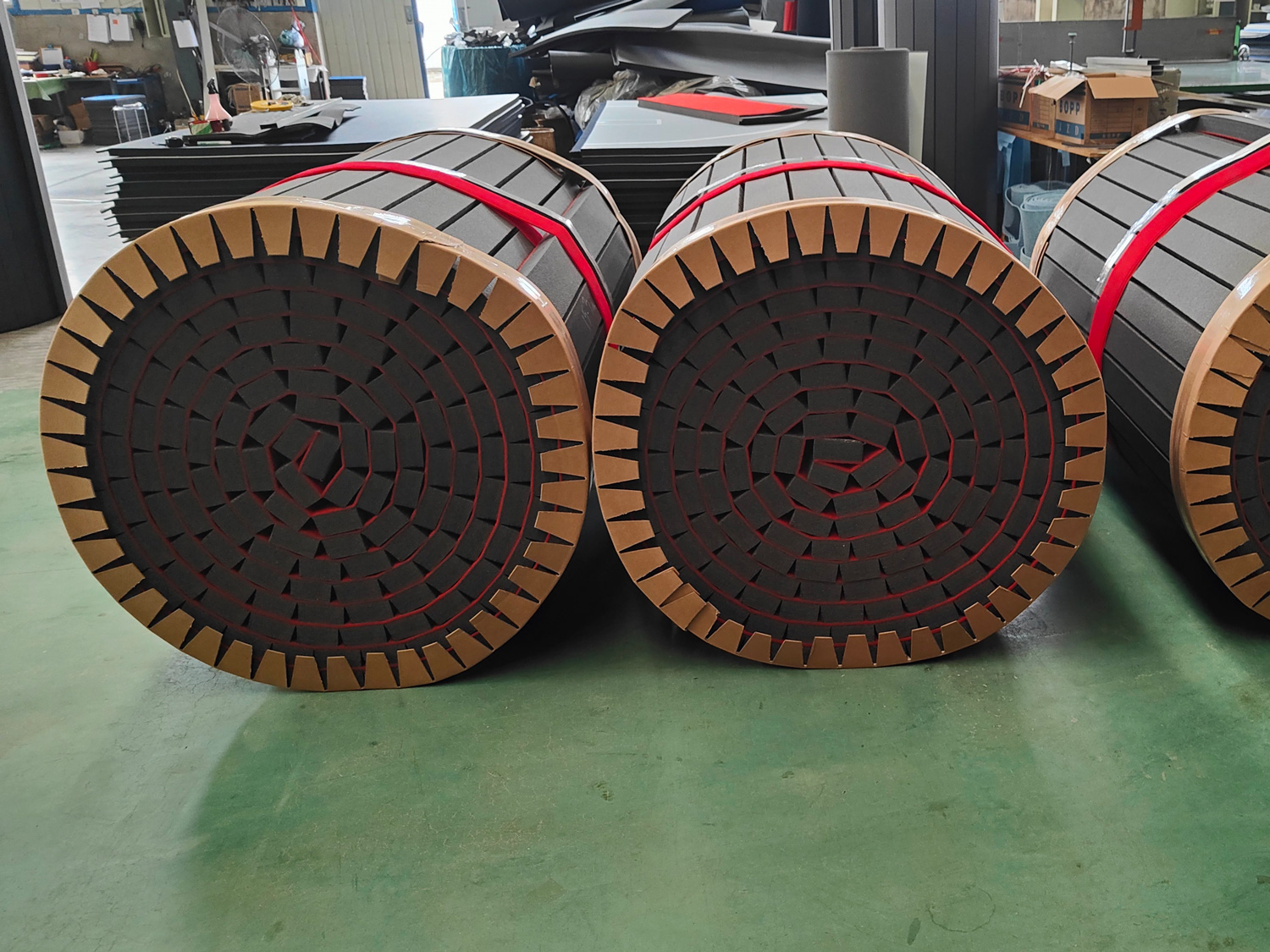 Reinforced packing with edge protection on QT MAT rolls