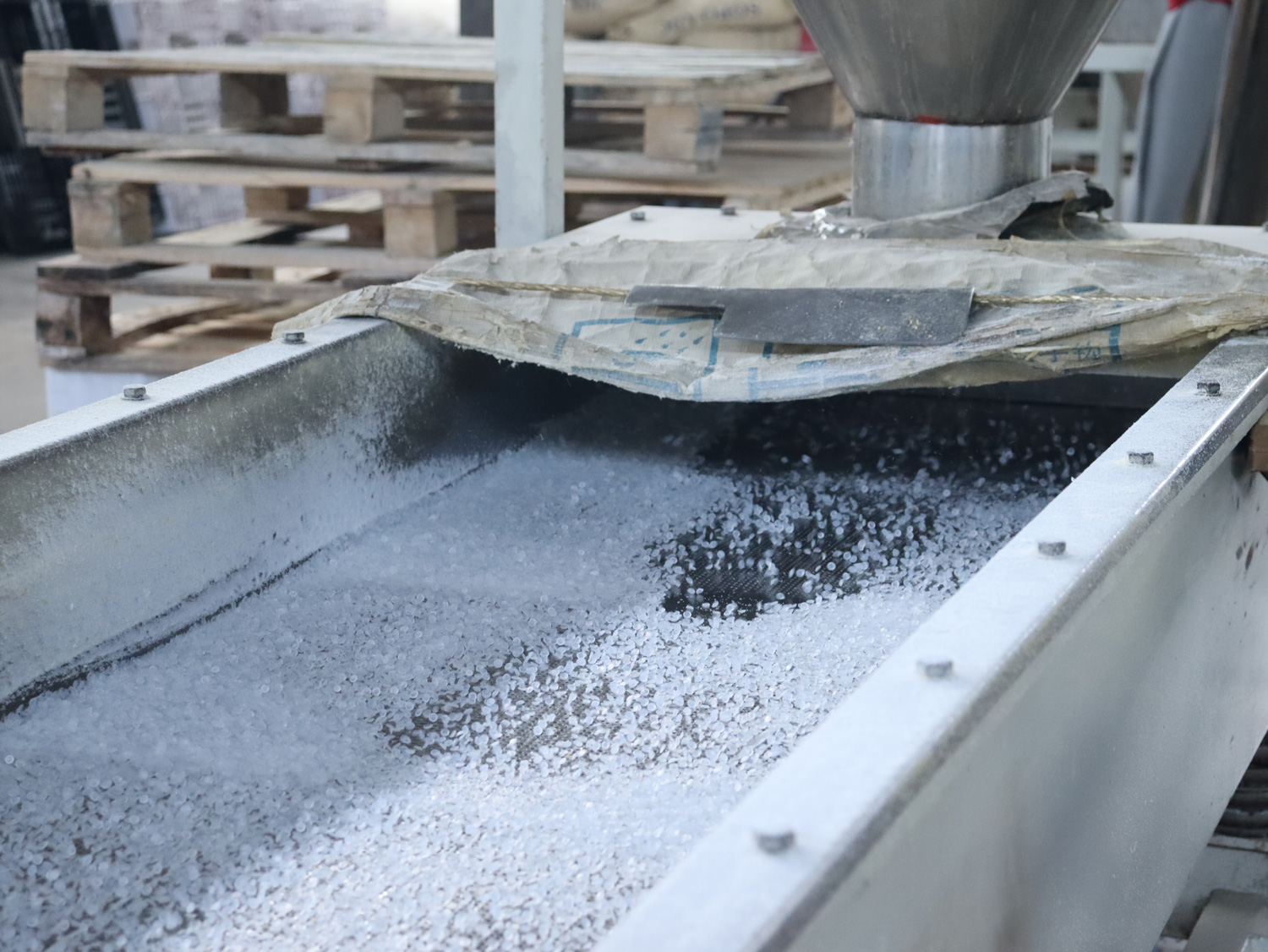 Raw material screening line at the QT MAT factory