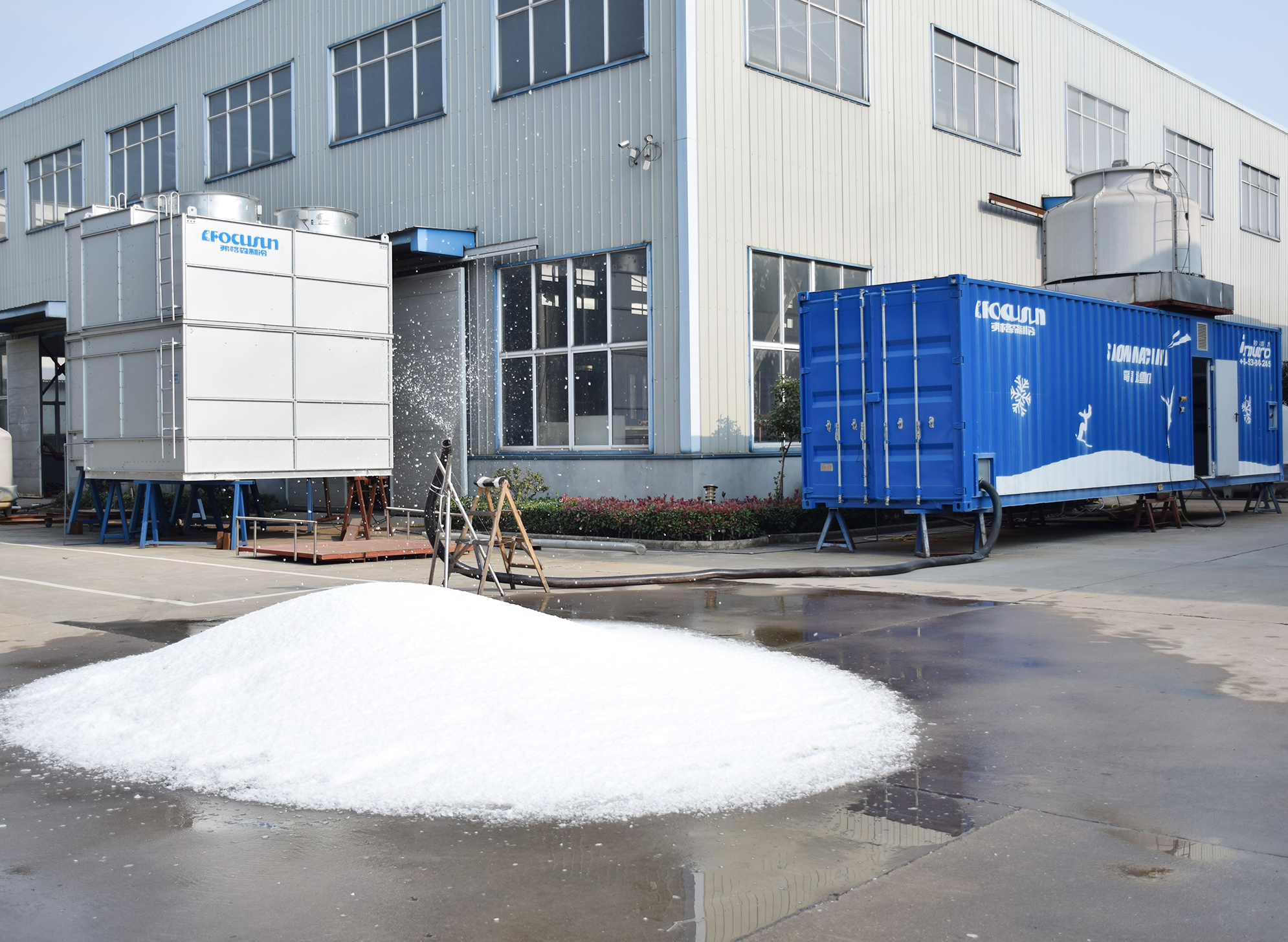 All-weather snow making machine producing real snow