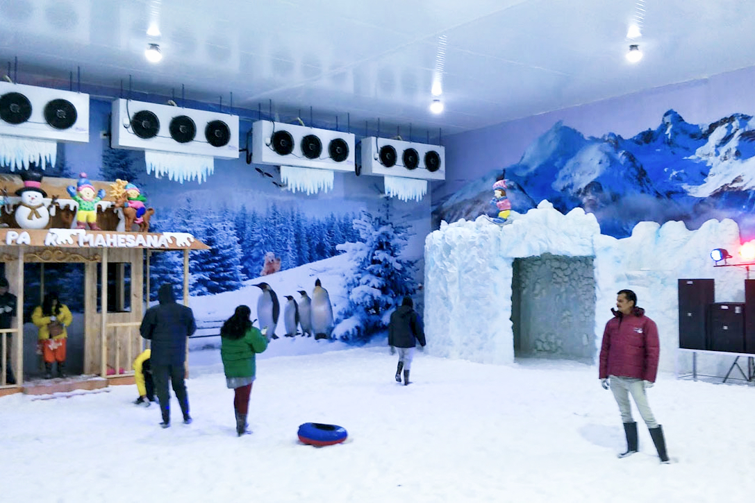 Snow room insulation system for temperature control