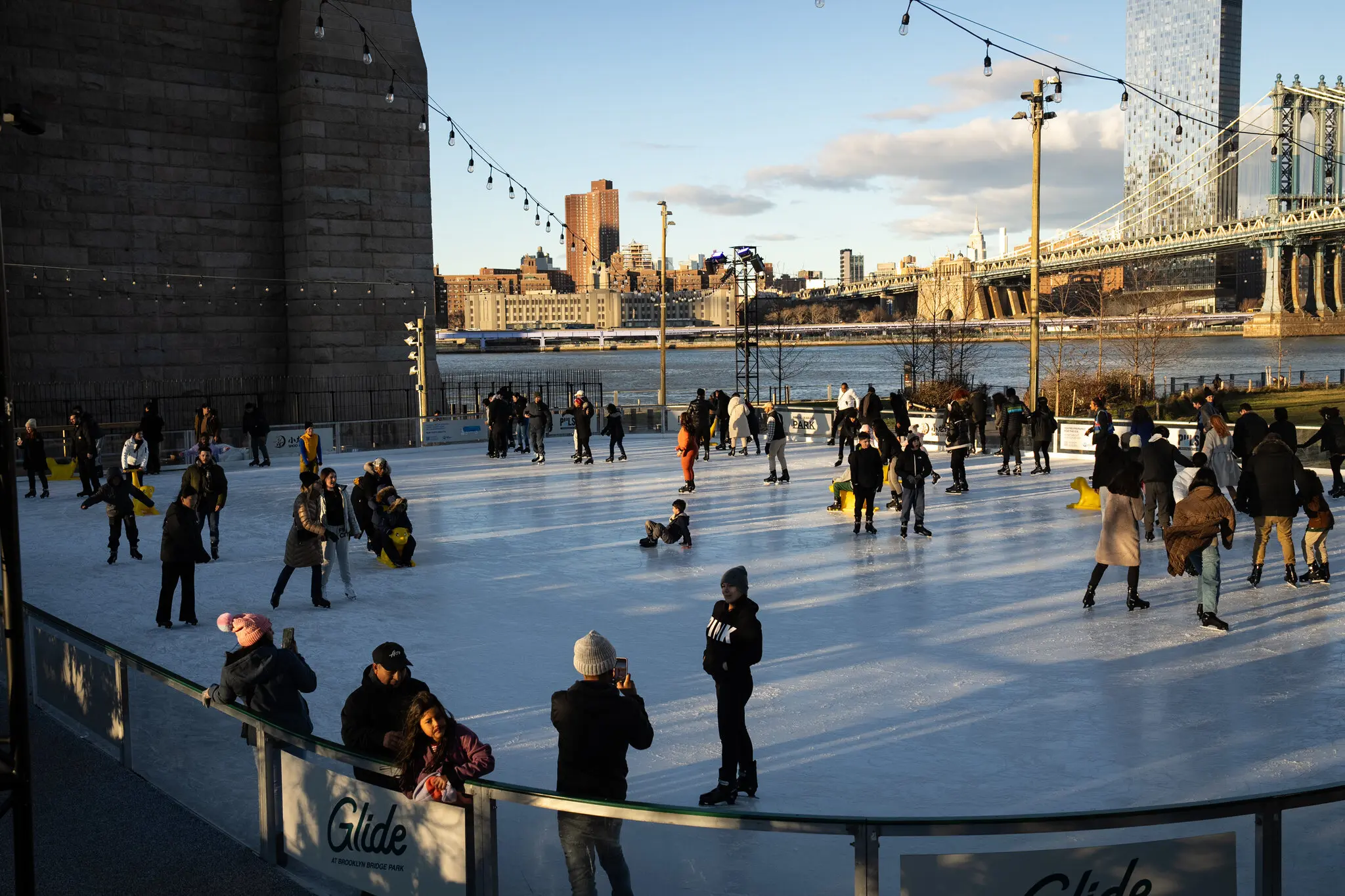 Portable ice rink floor system with modular cooling pipe mats