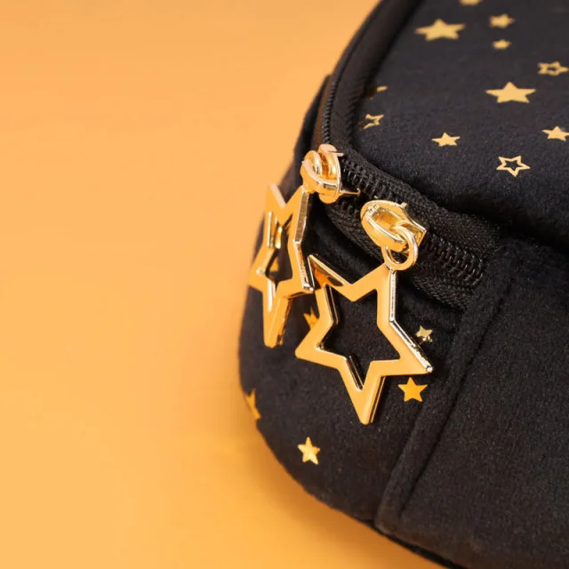 Premium puller hardware detail for VIP airline pouch