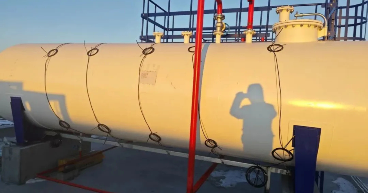 Fiber optic cable deployment for distributed temperature sensing on oil storage tank