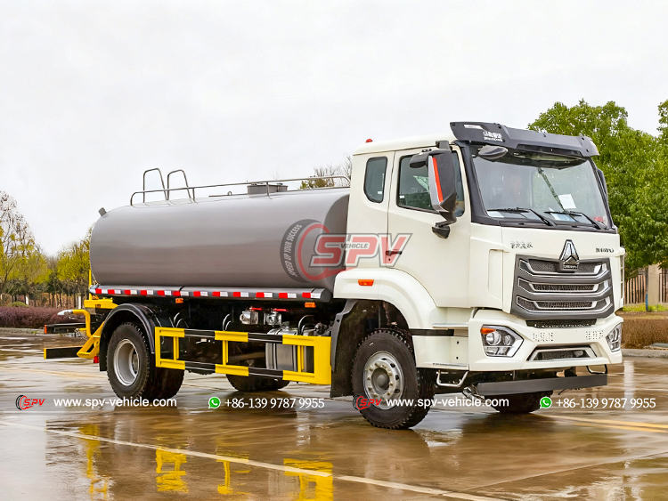 HOWO 6 Wheel Watering Truck - Front Right Side