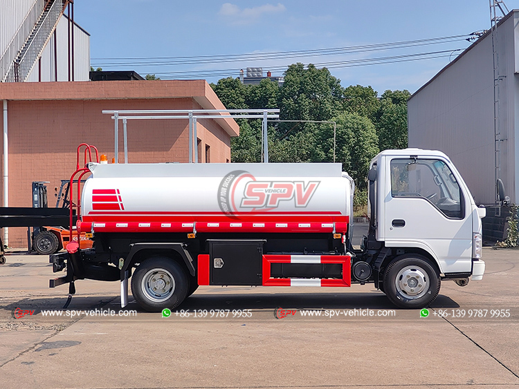ISUZU 100P Gasoline Delivery Truck - Right