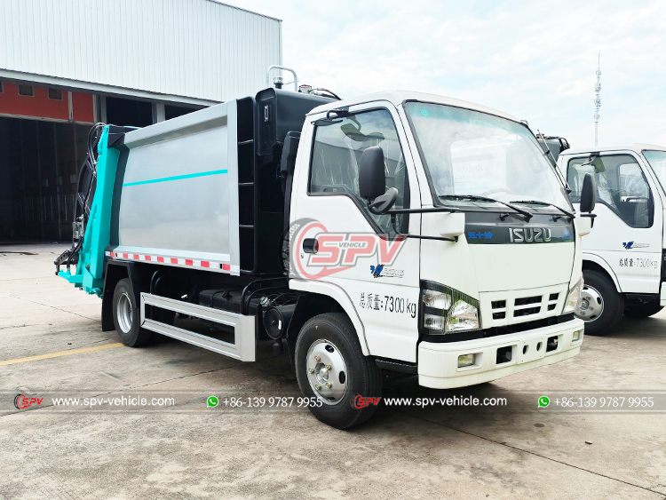 ISUZU 4x2 Junk Removal Truck - Front Right