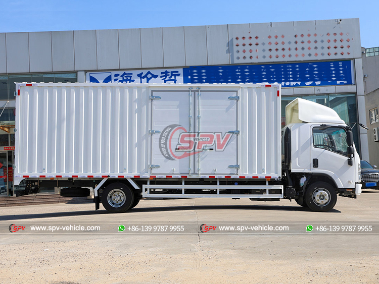 ISUZU N-Series Box Truck - Right