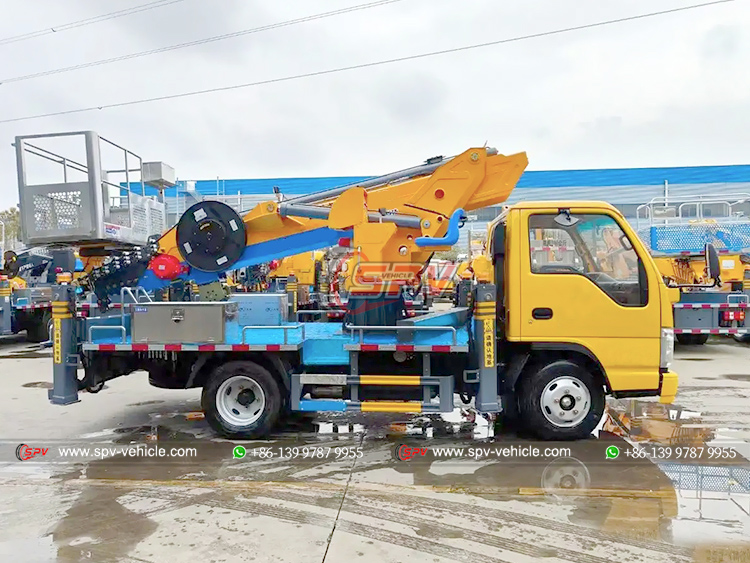 ISUZU 100P Hydraulic Platform Truck - Right