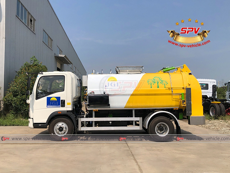 5 CBM Kitchen Waste Delivery Truck Sinotruk - Left
