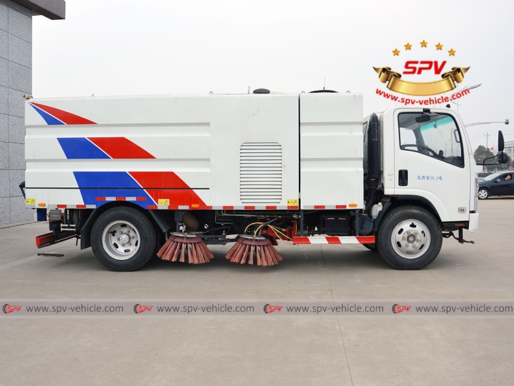 ISUZU NPR Road Cleaning Truck - Left
