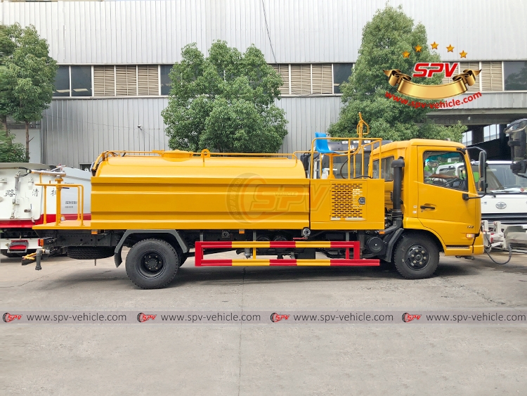 Dongfeng Pavement Jetting VVehicle - Right