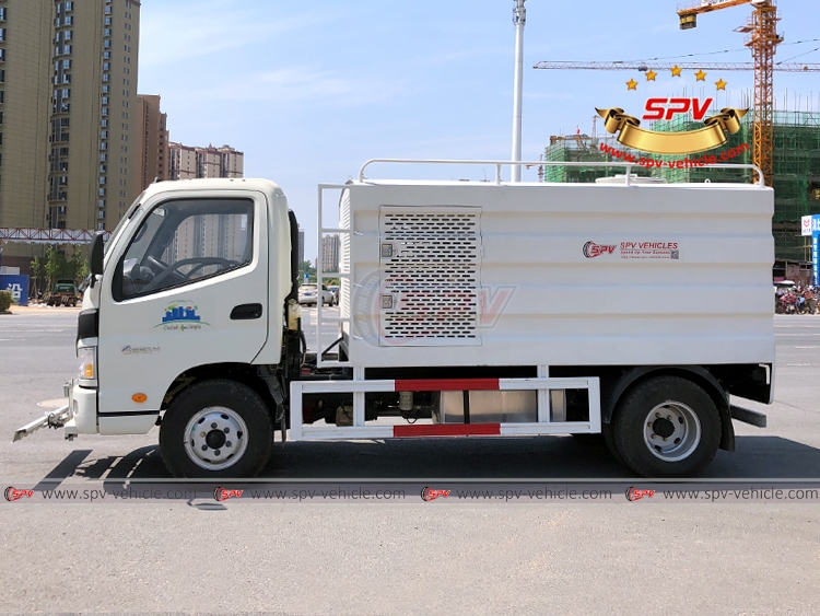 FOTON 4,000 Liters Road Washing Lorry - Left