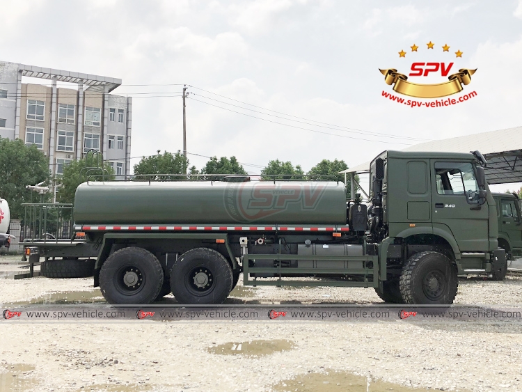 6x6 Water Irrigating Truck Sinotruk - Right