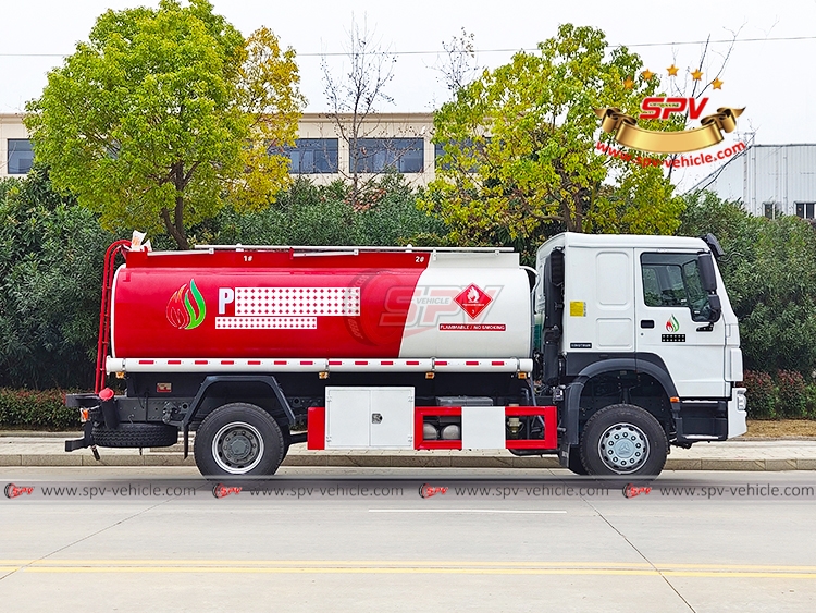 12,000 litres Fuel Logistics Truck HOWO - Right