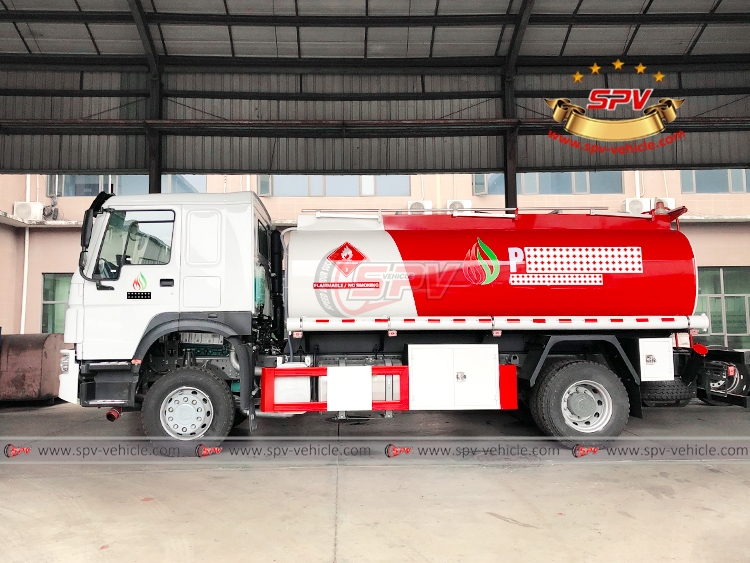 12,000 litres Petroleum Tanker Truck HOWO - Left