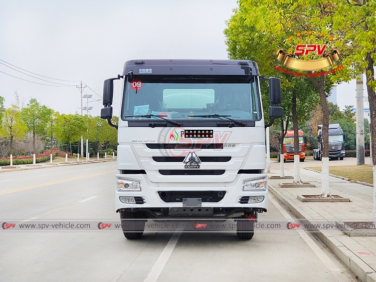 12,000 litres Refueling Truck HOWO - Front