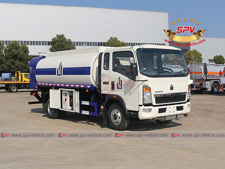8,000 Litres Diesel Tank Truck Sinotruk - Front Right